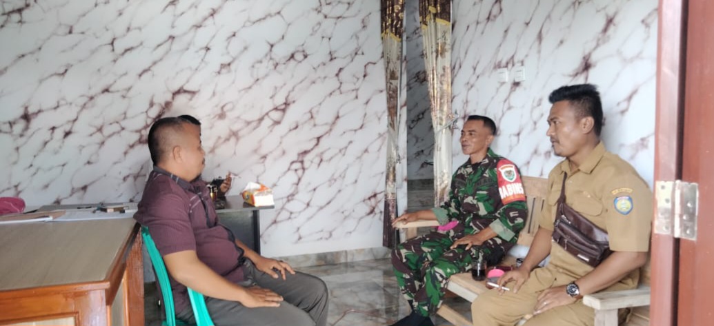 Babinsa Koramil 1604 Jatibarang Indramayu Melakukan Komsos Bersama Masyarakat Desa lobener